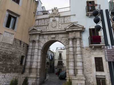 Siamo ora dinanzi alla Porta del Carmine, l'ingresso monumentale del borgo antico. Parte integrante della fortificazione realizzata dai normanni tra il XI e il XII secolo, fu profondamente restaurata nel 1677